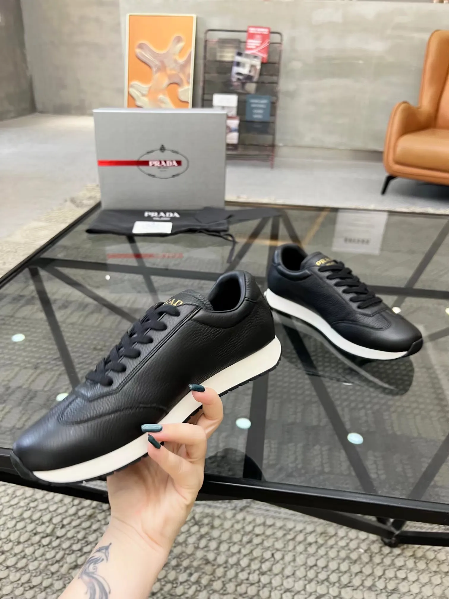 P400 Yuan 38-45 Prada Prada’s new men’s leather sports shoes, the highest version on the market, any comparison is welcome🆚! The original leather has excellent texture and is super high-end! Fetal sheep net lining imported from Italy, removable pad! Luxurious materials and fine workmanship, highly recommended!